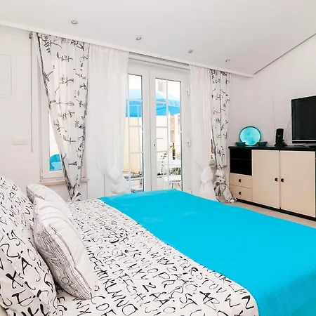 Carmen & Tosca -studio With Patio Apartment *